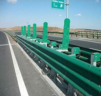 Thrie Beam Guardrail Barriers With Green Coating Surface